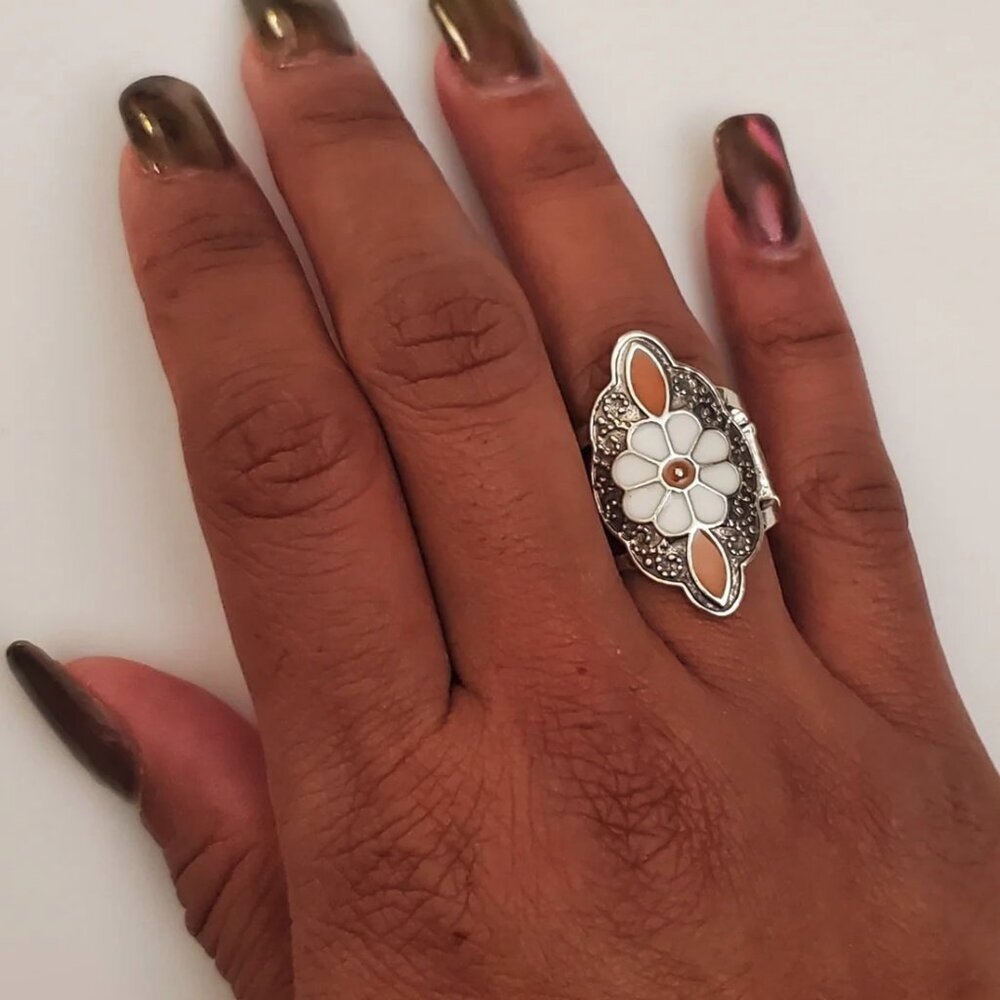 Paparazzi Jewelry Accessories - Wildflower Walkabout - White Ring - Vintage
